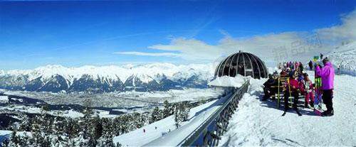 建在半山腰的木蘭纜車站可直達(dá)雪朗峰頂，讓游客近窺天堂